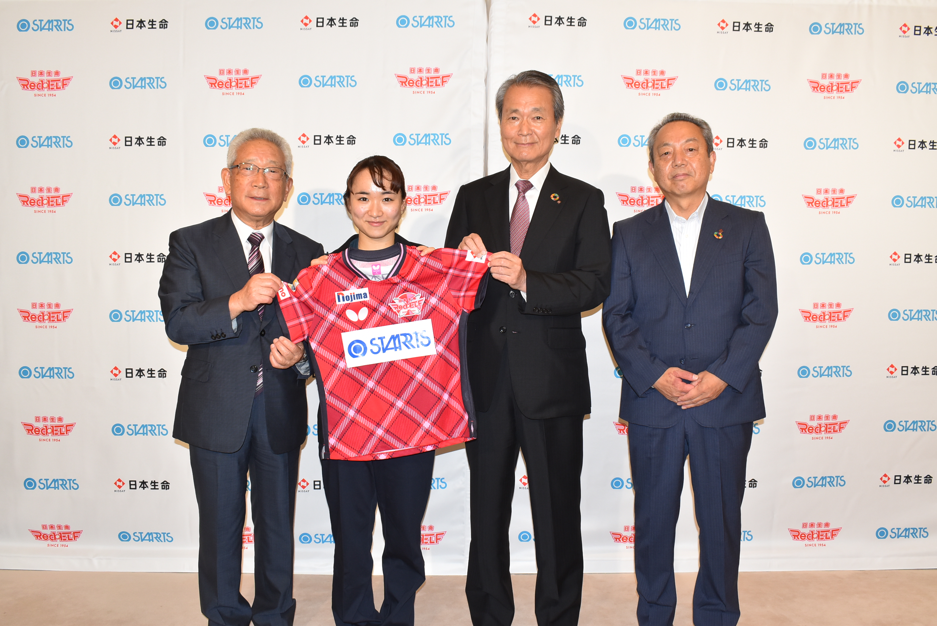 左から)スターツ・村石会長、伊藤美誠選手、日本生命・筒井会長、日本生命レッドエルフ・村上総監督