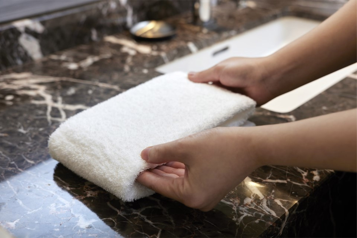 タオルをたたむスタッフ