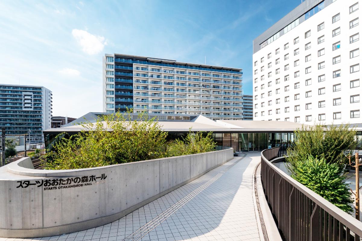 手前がスターツおおたかの森ホール、奥にQUWON流山おおたかの森、右側にホテル ルミエールグランデ流山おおたかの森