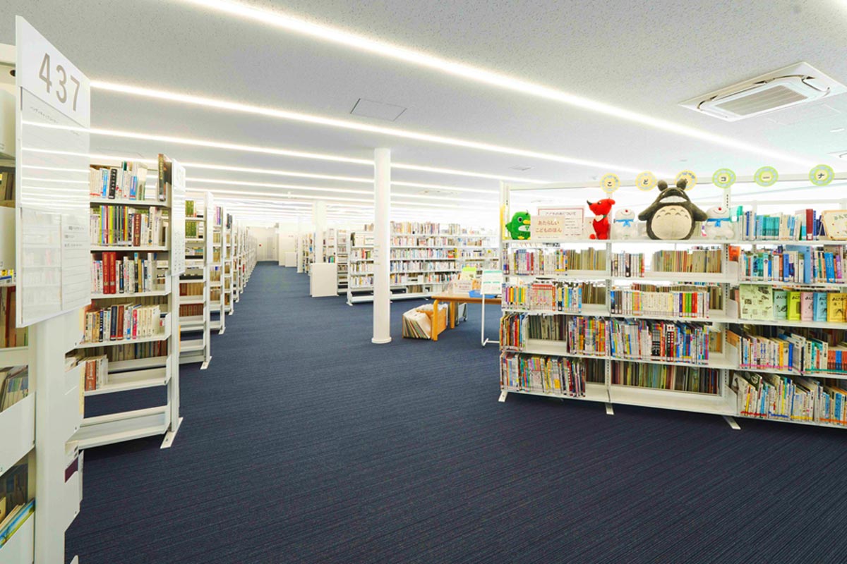 北館にある自習スペースも備えた中央図書館