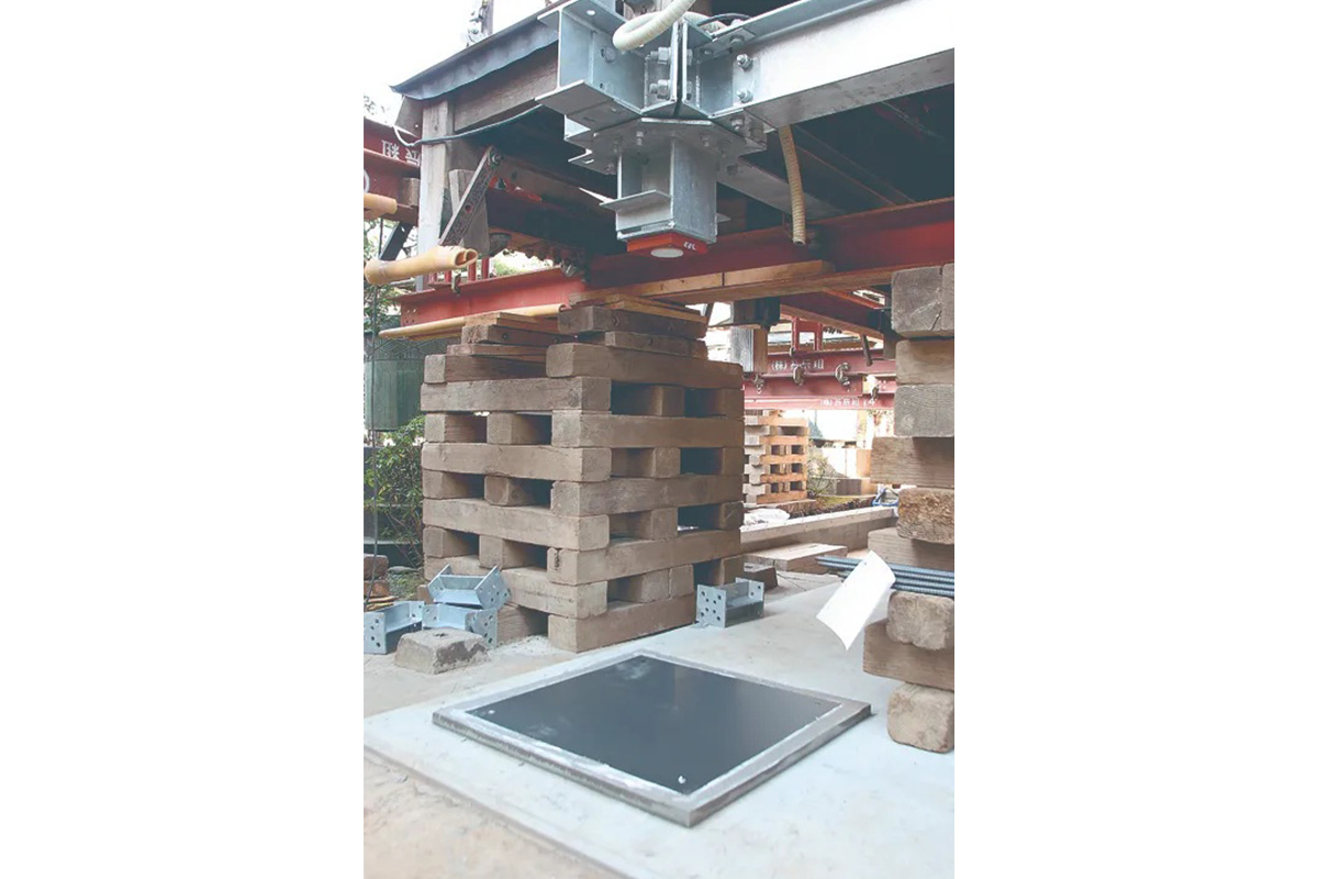 建物を1.5mジャッキアップした様子