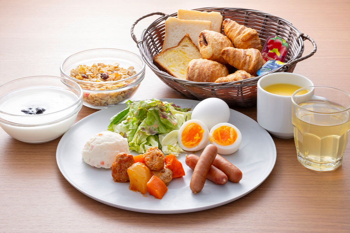 朝食ブッフェは焼きたてのパンが人気