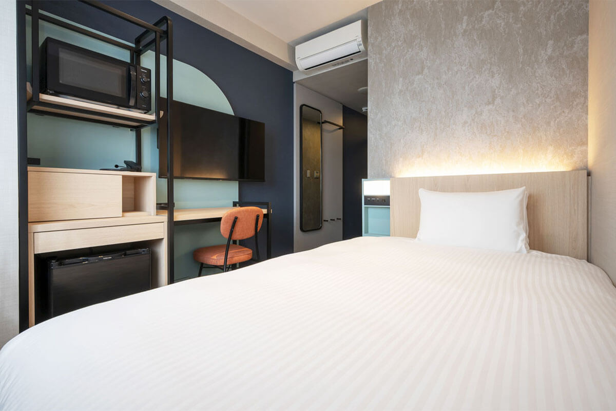 リニューアル後のシングルルーム。全室に電子レンジを配置