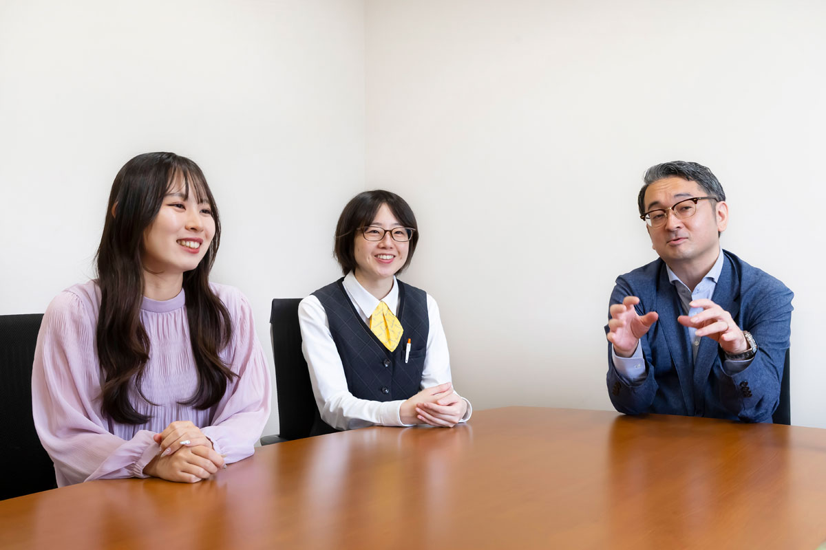 スターツ出版 上條 (写真左)／コーチャンフォー若葉台店 森田さん（写真中央）／コーチャンフォー若葉台店 執行役員 千葉さん (写真右)