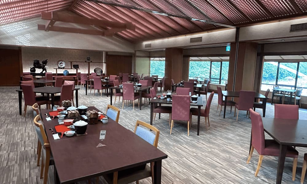 お食事会場「彩雲」