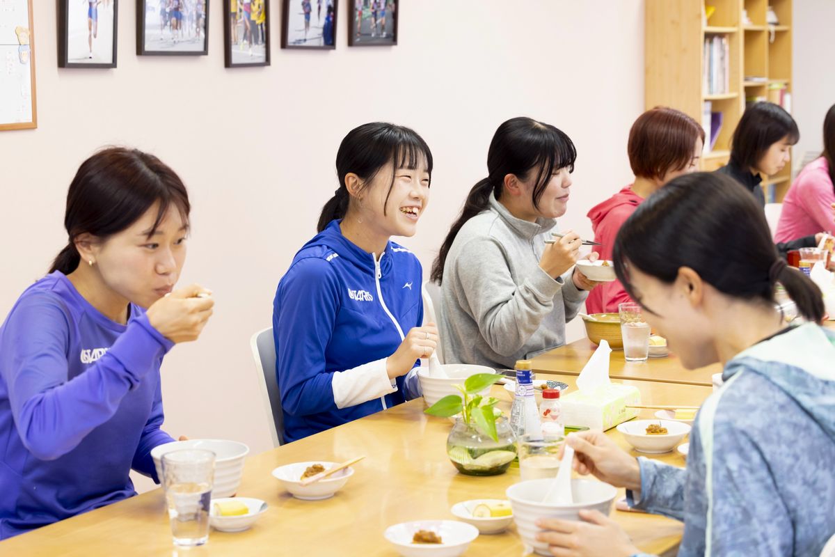 寮での食事風景
