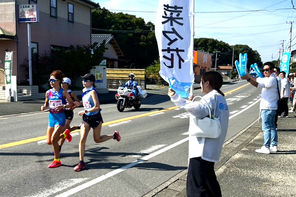 スターツ応援団の声援を受けて