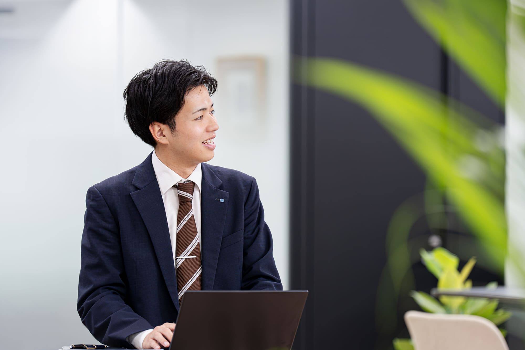 企業の課題解決に向き合う仕事のイメージ画像