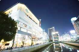 横浜駅西口の商業施設「ハマボールイアス」。スターツの総合力を活かし、建設やマスターリース契約によるテナント賃貸等、幅広くご提案。