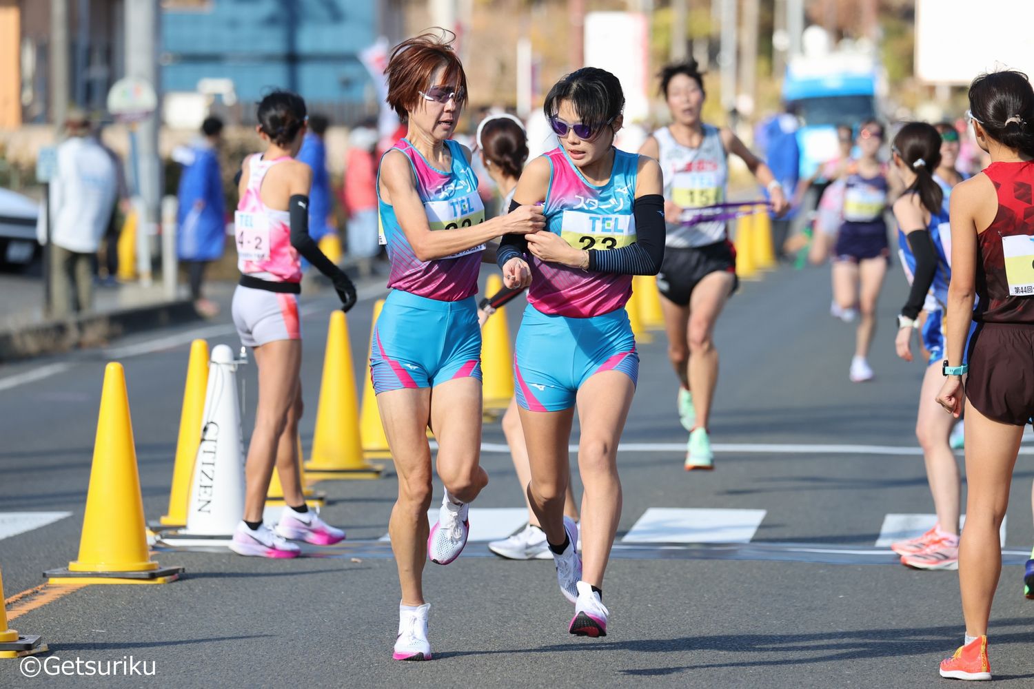 1区伊澤から2区中山への襷渡し