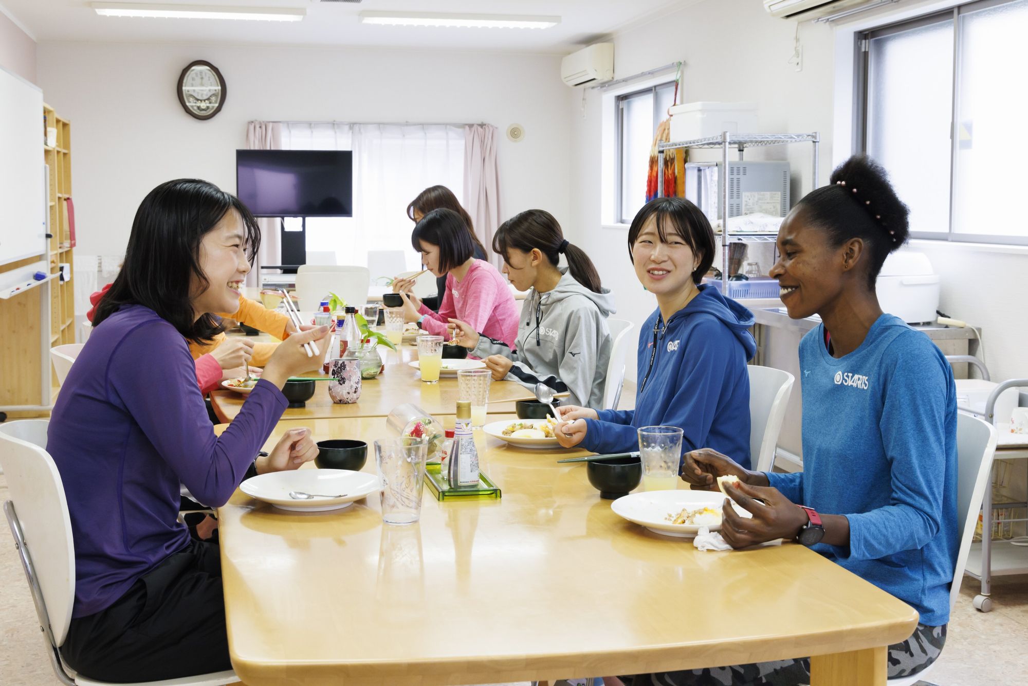 寮での食事風景