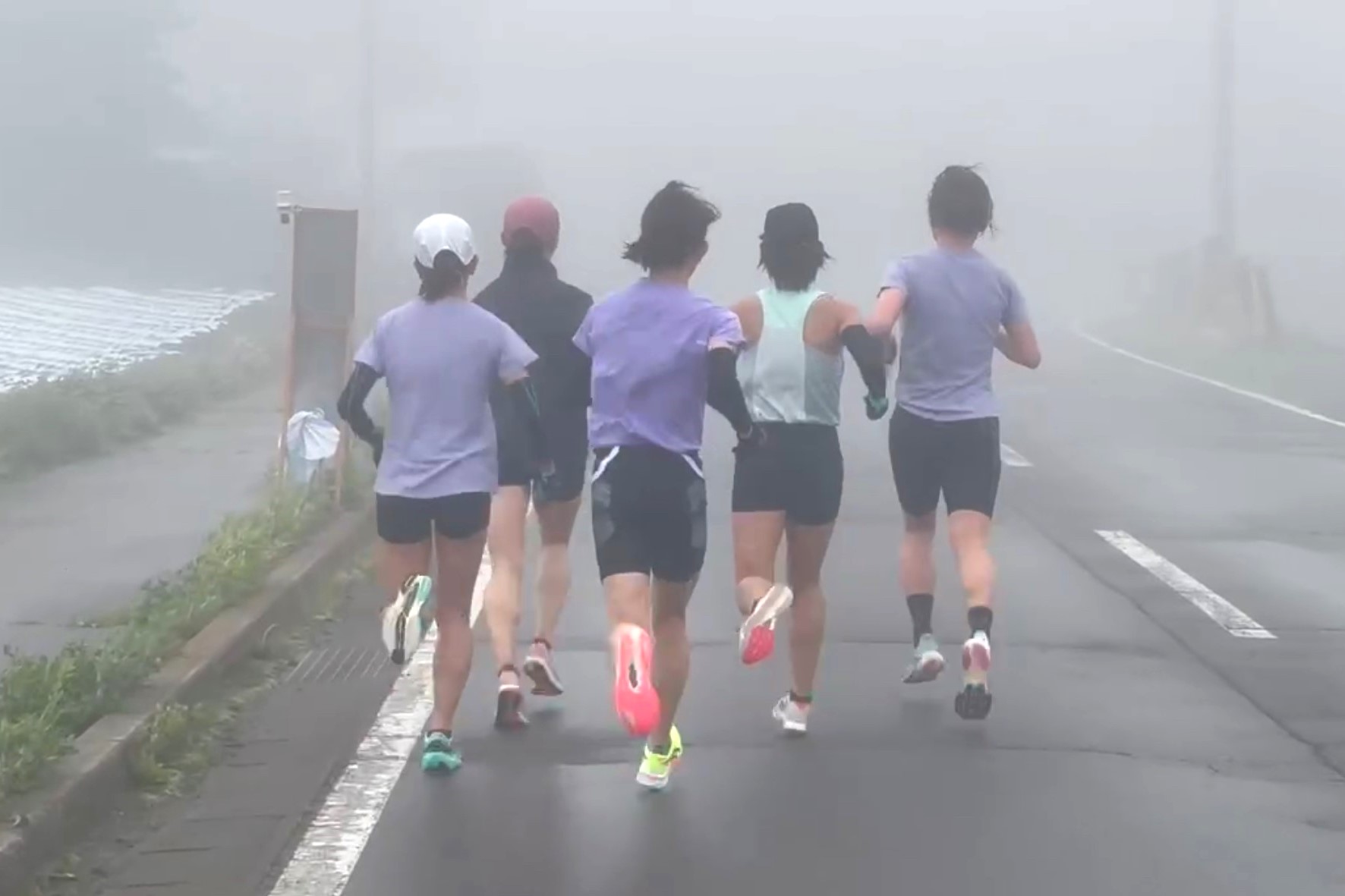 霧の中を走る選手たち