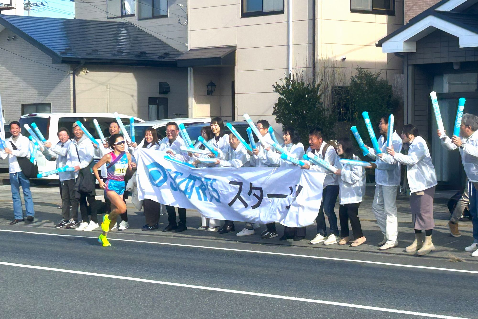 応援団の前を駆け抜け