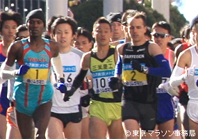 東京マラソン、メンバーカード協賛、男性ランナーのナンバーカードにスターツロゴが記されます