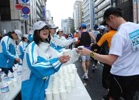 ボランティアとして東京マラソン大会をサポート