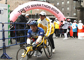 ボランティアとして東京マラソン大会をサポート