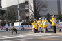 １位の副島選手がフィニッシュ地点のある東京ビックサイトの外周道路に到達！まもなくゴールをする選手を迎えるボランティアスタッフに緊張が走ります。