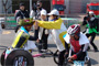 女子の1位は大会4連覇の土田和歌子選手！月桂冠を贈呈します。おめでとうございます！