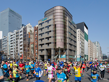 スターツ本社前